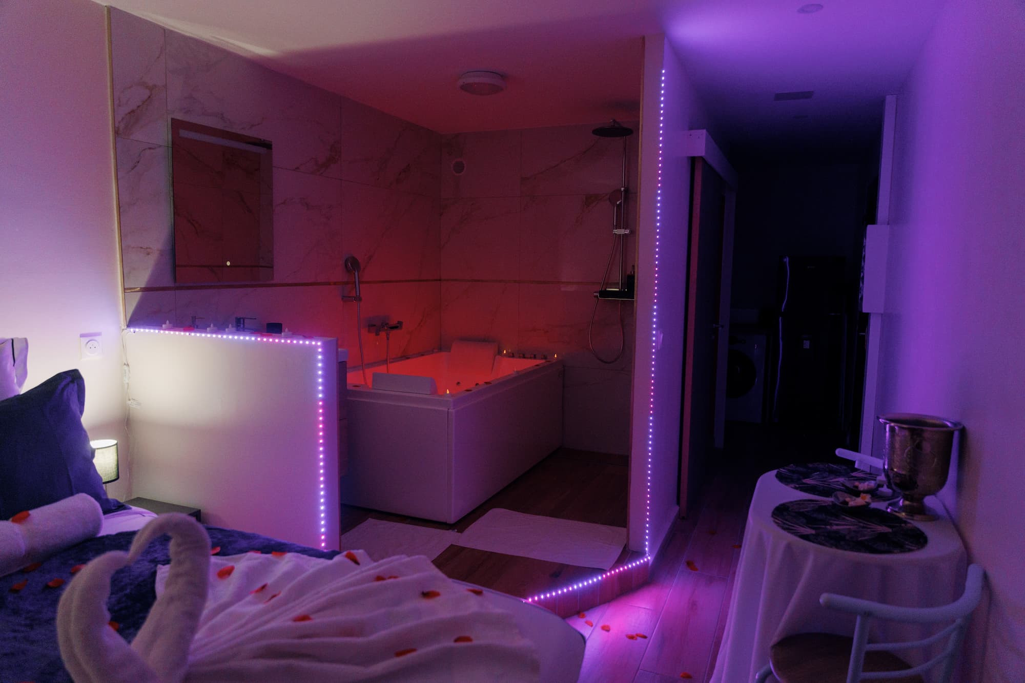 Suite romantique en ambiance nocturne tamisée avec champagne